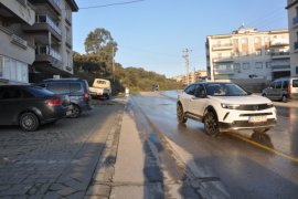 Depo Taştı, Tonlarca Su Caddeye Akıyor!