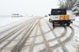 Çukur'da kar yolu trafiğe kapadı