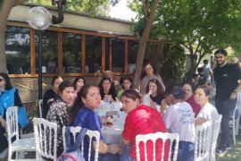 Bahar Pikniğinde Asker Kınası Töreni Duygulandırdı
