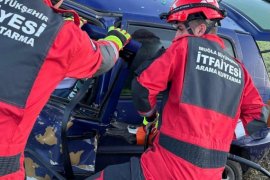 Seydikemer’de Çift Taraflı Trafik Kazası: 3 Yaralı, 2 Kişi Sıkıştığı Araçtan Kurtarıldı