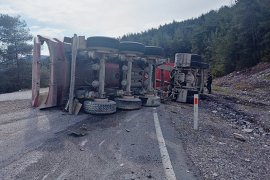 Devrilen TIR’ın sürücüsü yaralandı