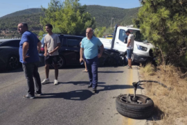 Turistik Güzergâhta Kaza: 3 Araç Çarpıştı, Yol Kapandı