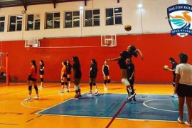 Genç ve yıldız kızlar voleybol takımları antren maçı yaptı