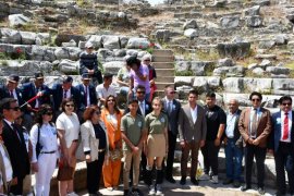 Turizm Haftası Kutlamaları Hermias ile Yunus Efsanesi Işığında Tarihi Şehirde Sona Erdi