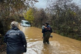 Yağmur Sonrası Araçta Mahsur Kalan Aile Kurtarıldı