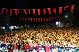 30 Ağustos Coşkusu, fener alayı ve Edip Akbayram konseriyle zirve yaptı..