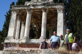Başkan Topuz, Gümüşkesen Mezar Anıtı’ndaki Çalışmaları İnceledi