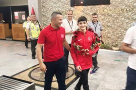 Milli Güreşçi Mehmet Hanifi Sarp, coşkuyla karşılandı