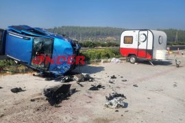 Otomobil Kayalarla Birlikte Otoparka Savruldu: 5 Yaralı