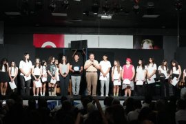 Minik Oyuncular Sahneyi ‘Gümbür Gümbür’ Salladı
