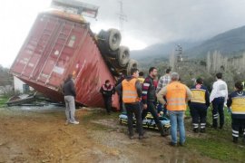 Kontrolden çıkan tır takla attı…