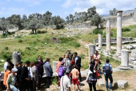 Turizm Haftası Kutlamaları Hermias ile Yunus Efsanesi Işığında Tarihi Şehirde Sona Erdi