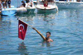 Yağlı Direk Yarışı Nefes Kesti, Su Şovları Serinletti