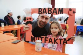 Sütün hikâyesini deneyimleyen öğrenciler babalarıyla yoğurt yaptı