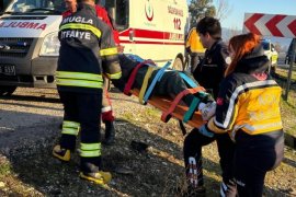 Seydikemer’de Çift Taraflı Trafik Kazası: 3 Yaralı, 2 Kişi Sıkıştığı Araçtan Kurtarıldı