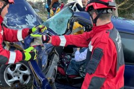 Seydikemer’de Çift Taraflı Trafik Kazası: 3 Yaralı, 2 Kişi Sıkıştığı Araçtan Kurtarıldı