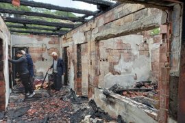 Başkan Tokat, yanan evde incelemede bulundu