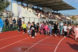 Yarış Pistinde Çocuklar, Tribünlerde Aileler Heyecanı Paylaştı
