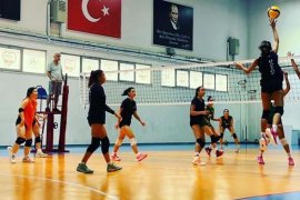 Genç ve yıldız kızlar voleybol takımları antren maçı yaptı