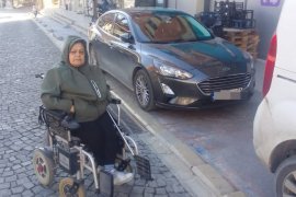 Duyarsızlık Sürüyor: Engelli Yolları Araçlarla Kapatılıyor