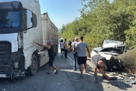 TIR ile Çarpışan Otomobil Hurdaya Döndü, 2 Yaralı