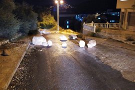 Yuvarlanan kayalar yolu trafiğe kapattı