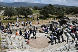 Turizm Haftası Kutlamaları Hermias ile Yunus Efsanesi Işığında Tarihi Şehirde Sona Erdi