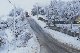 Çukur'da kar yolu trafiğe kapadı