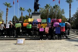 Öğrencilerden 30 Derece Sıcak Altında Kadın Hakları İçin Sessiz Eylem