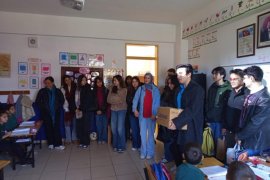 Lise Öğrencilerinden İlkokulu Öğrencilerine Kitap Desteği