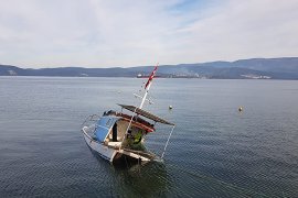 Güllük’te fırtına tekneleri batırdı, çatıları uçurdu