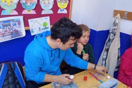 Lise Öğrencilerinden İlkokulu Öğrencilerine Kitap Desteği