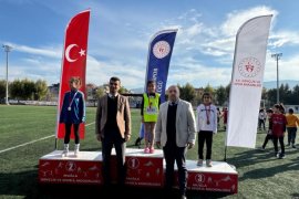 Yarış Pistinde Çocuklar, Tribünlerde Aileler Heyecanı Paylaştı