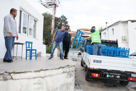 BODRUM BELEDİYESİ, KAHVEHANELERE ÜCRETSİZ MAVİ SANDALYE DAĞITIYOR