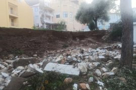 Okul ve Tarihi Camiinin İstinat Duvarı Çöktü