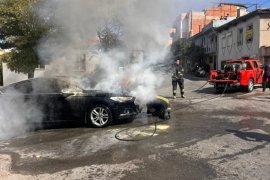 Milas’ta Araç Yangınında Mahallelinin Duyarlılığı İnsanlığa Umut Oldu