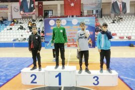 Okul sporlarında güreşte bir şampiyon