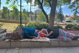 Köylerini Yoğun Bakımdaki Yakınını Bekler Gibi Bekleyen Köylüler Meclis Önünde Nöbette