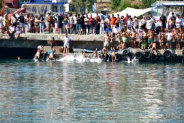 Yağlı Direk Yarışı Nefes Kesti, Su Şovları Serinletti
