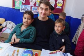 Lise Öğrencilerinden İlkokulu Öğrencilerine Kitap Desteği