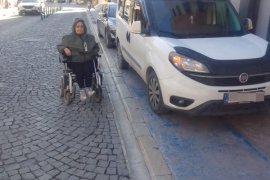 Duyarsızlık Sürüyor: Engelli Yolları Araçlarla Kapatılıyor