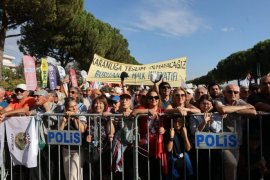 ‘Toprağımızı Vermiyoruz’ Mitinginde Özgür Özel’den Anayasa Mahkemesi’ne Çağrı