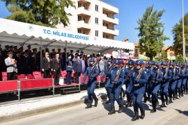 103 Yıllık Büyük Zafer, Milas’ta Sabah Resmî Törenlerle, Akşam Fener Alayı ve Konserle Kutlanıyor