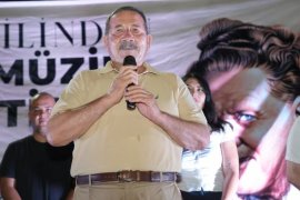 NAZIMIN DİLİNDEN ŞİİR VE MÜZİK DİNLETİSİ GÜLLÜK’TE SANATSEVERLERLE BULUŞTU