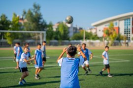 Minikler Yaz Tatilini Futbol ile Değerlendirdiriyor