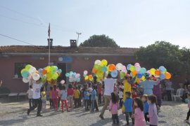 Üniversitelilerden köy okuluna sevgi eli