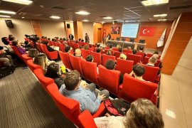 Ekran kullanımı ile siber zorbalığın etkileri ele alındı