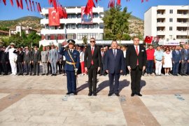 103 Yıllık Büyük Zafer, Milas’ta Sabah Resmî Törenlerle, Akşam Fener Alayı ve Konserle Kutlanıyor