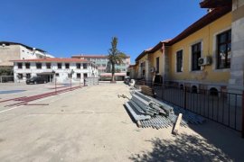 Milas’ın Tarihi Sakarya İlkokulu’nda Çatı Onarımı Başladı