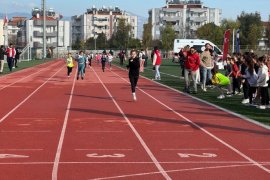 Yarış Pistinde Çocuklar, Tribünlerde Aileler Heyecanı Paylaştı